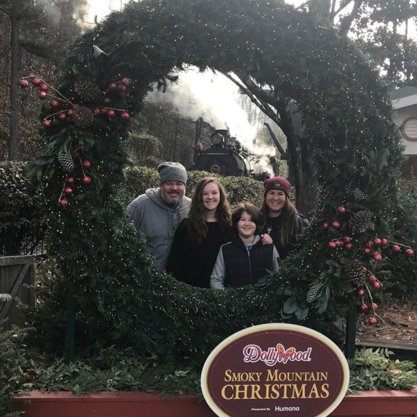 dollywood smoky mountain christmas wreath 2017