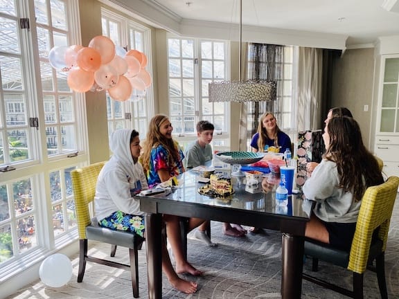 opryland table with teens