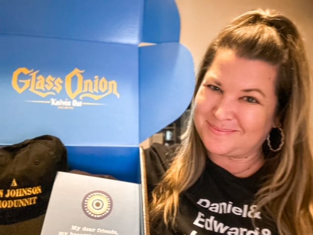 Honest Glass Onion Review {Daily Dash: December 7, 2022}￼